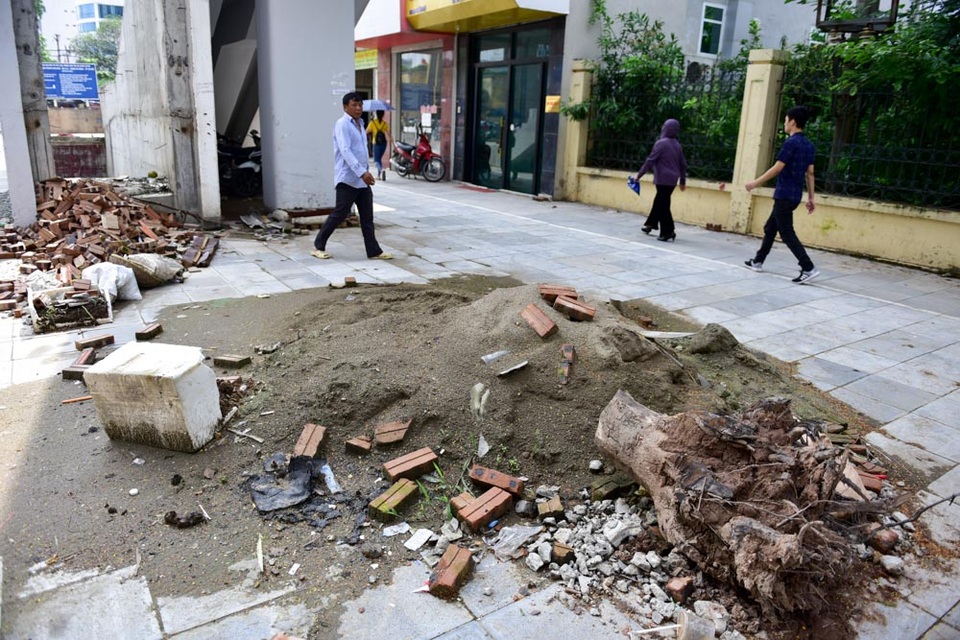 Nhiều rác thải xuất hiện dưới đường sắt trên cao Cát Linh - Hà Đông - 8 
Rác thải xây dựng bị vứt ngổn ngang dưới cầu thang nhà ga Văn Khê. Đây có thể là rác thải đổ trộm của các đối tượng xe tải.