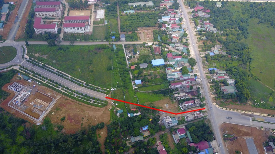 Toàn cảnh công trình khu đô thị đại học hơn 7 nghìn tỷ tại Hà Nội - 9
Đường chính kết nối với quốc lộ 21 vẫn chưa được hoàn thiện.