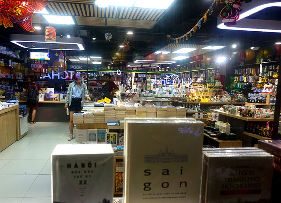 Chợ ngầm dưới lòng đất, giữa trung tâm Sài Gòn - 10 Nơi đây còn có cửa hàng bán sách báo và các đồ lưu niệm.