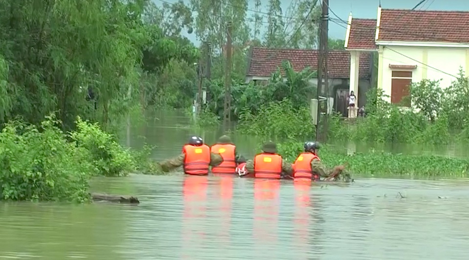 Nước lũ dâng ngang mái nhà, lút đến cổ người dân - 20 Nước lũ dâng ngang mái nhà, lút đến cổ người dân - 20