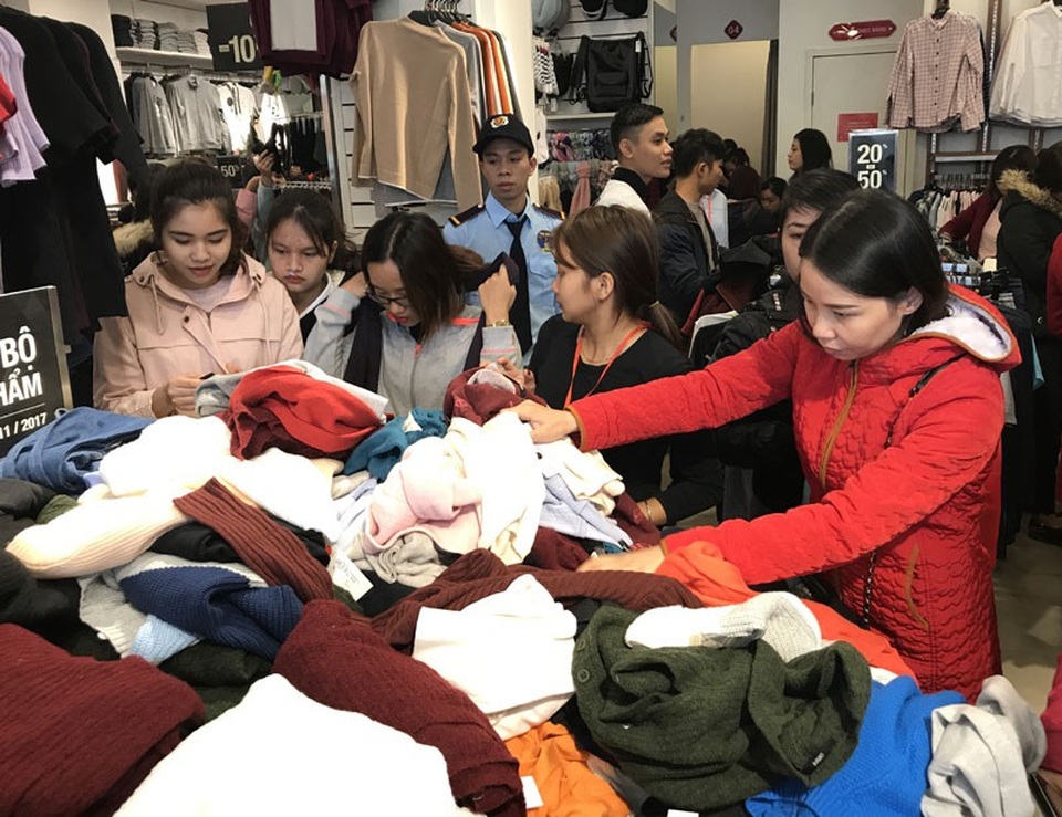 Ồ ạt giảm giá 50%: Ùn ùn ra phố, tranh nhau mua hàng - 10
Mọi người đang cố gắng chọn cho mình những món hàng ưng ý nhất