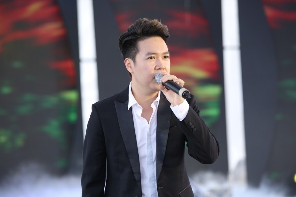 Ngoài hai người đẹp Ngọc Duyên và Huyền My, sự kiện lễ ra mắt căn hộ mẫu Sunshine City ngày 18/11 vừa qua còn gây sự chú ý đặc biệt khi có sự tham gia của nam ca sĩ Lê Hiếu.