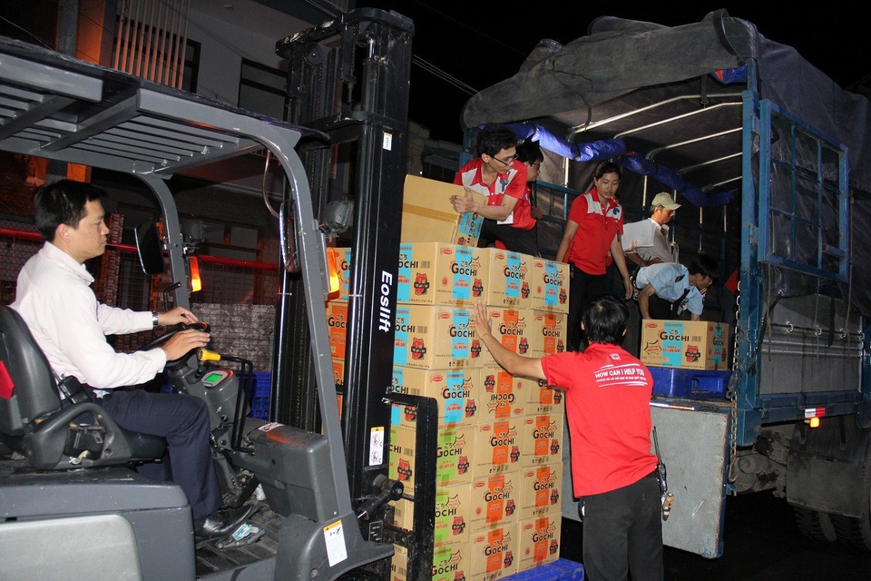 Tập thể nhân viên LOTTE Mart Nha Trang chuẩn bị hàng cứu trợ cho bà con vũng bão lũ