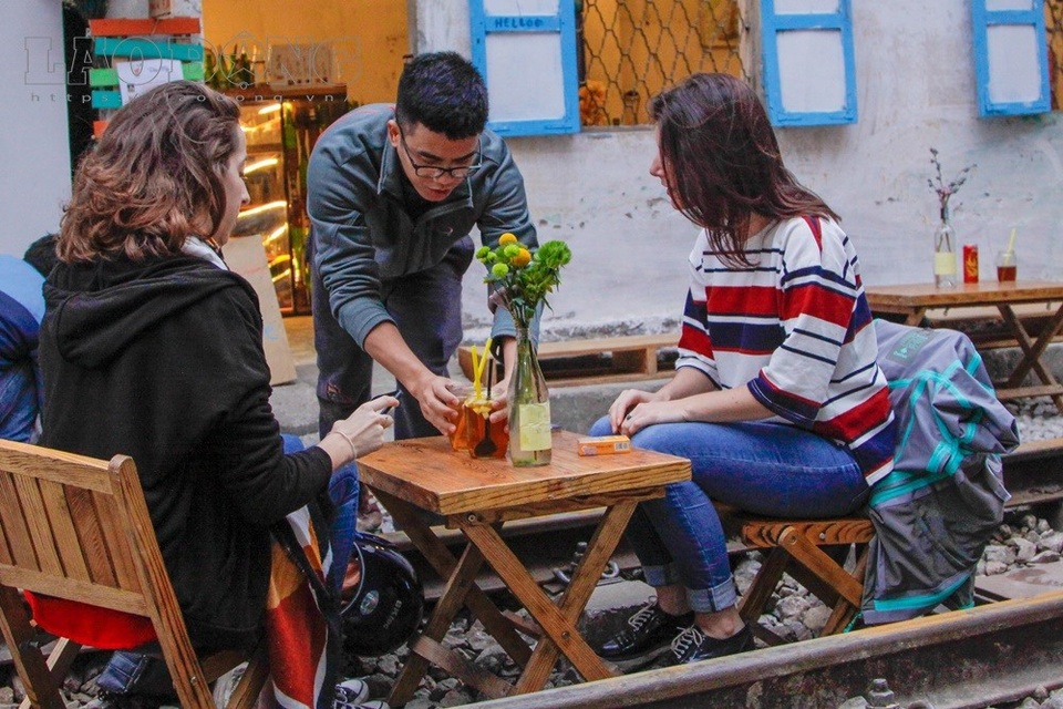 Hà Nội: Khách tây uống cà phê giữa đường tàu, có nguy hiểm? - 10