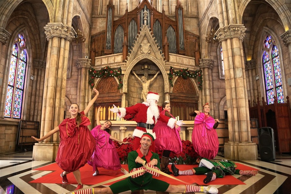 Nhạc kịch “Ông già Noel” tốt bụng biến giấc mơ của hàng triệu trẻ em trên thế giới thành hiện thực bằng những món quà Giáng Sinh kì diệu được diễn bên trong Nhà thờ St Denis… khiến các em bé hứng khởi.