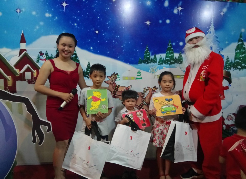Lotte Mart đón Giáng sinh với chuỗi gala hoành tráng - 9 Ông già Noel trao tặng những phần quà từ nhãn hàng riêng Choice L của LOTTE Mart cho những bạn nhỏ có tác phẩm đẹp nhất