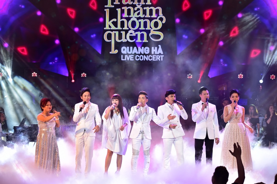 Phương Thanh "nối lại tình xưa" với Siu Black trong đêm nhạc Quang Hà - 1 Các ca sỹ mở màn đêm Live Concert Quang Hà.