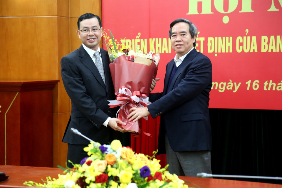 Bổ nhiệm ông Ngô Văn Tuấn làm Phó Trưởng ban Kinh tế Trung ương - 1
Trưởng Ban Kinh tế Trung ương Nguyễn Văn Bình chúc mừng tân Phó Trưởng ban Ngô Văn Tuấn