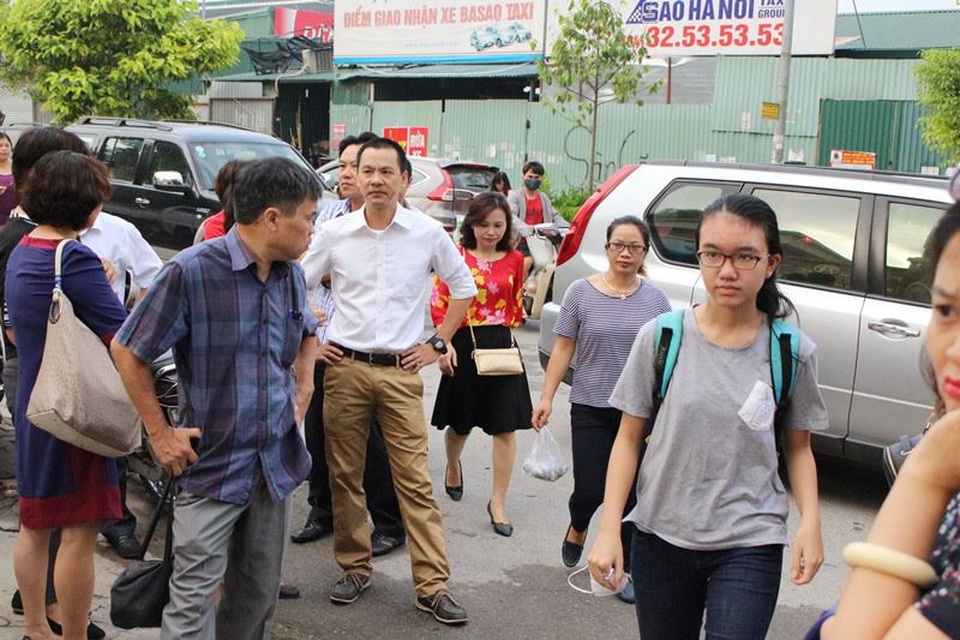 Ngày đầu “cuộc đua” vào lớp 10: Thí sinh hồi hộp, phụ huynh thấp thỏm - 7 Phụ huynh “hộ tống” con vào sát cổng.