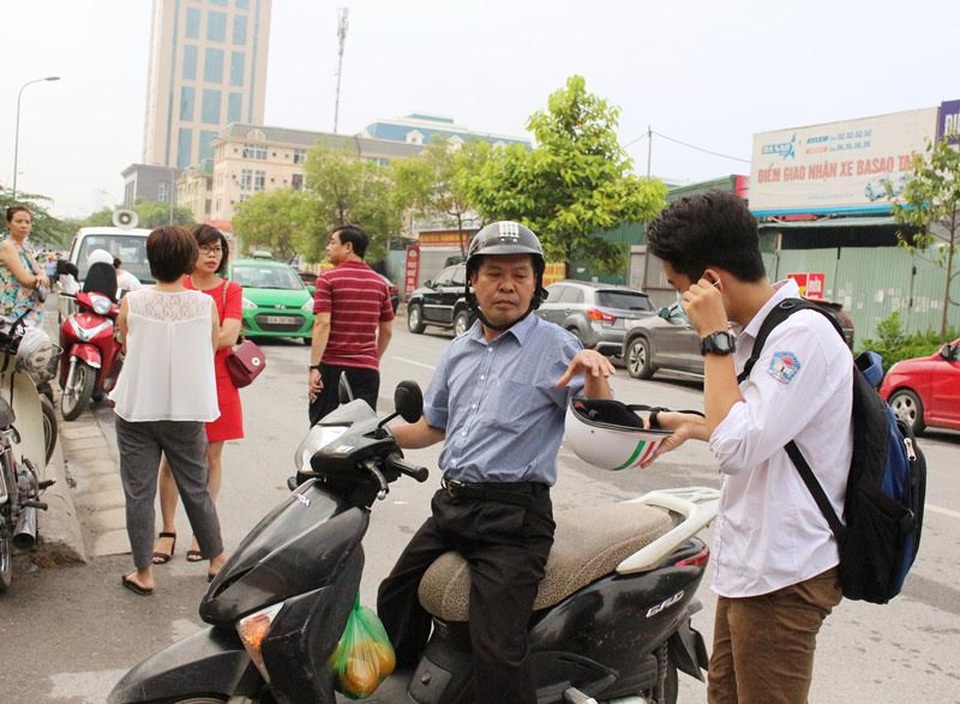 Ngày đầu “cuộc đua” vào lớp 10: Thí sinh hồi hộp, phụ huynh thấp thỏm - 6 Ngày đầu “cuộc đua” vào lớp 10: Thí sinh hồi hộp, phụ huynh thấp thỏm - 6