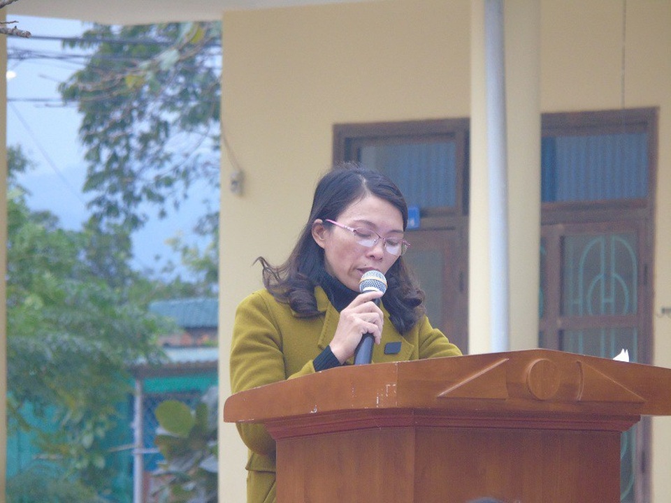 Vụ hiệu trưởng bị kỷ luật vẫn được điều chuyển làm hiệu trưởng: Phụ huynh kịch liệt phản đối! - 1 Bà Cao Thị Mỹ Thuyết tại buổi đối thoại với phụ huynh Trường Tiểu học Nam Dinh