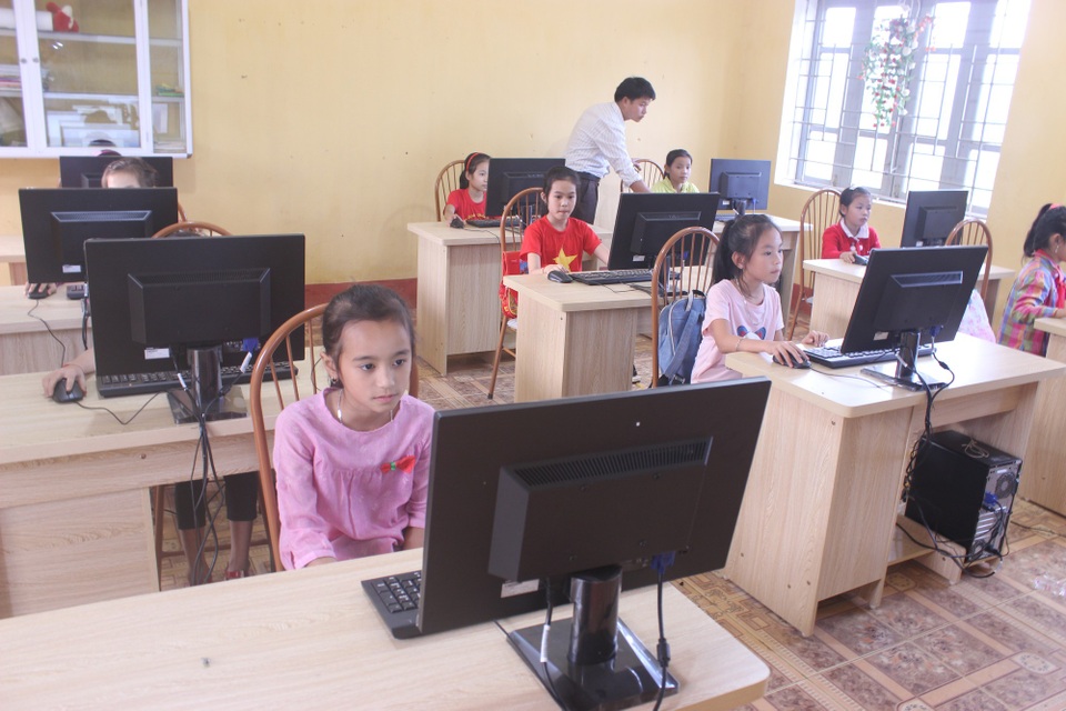 Những “quả ngọt” từ nguồn vốn viện trợ phi chính phủ nước ngoài - 3
Phòng máy tính khang trang tại Trường Tiểu học Phú Lương B (Ảnh: Thành Đạt)