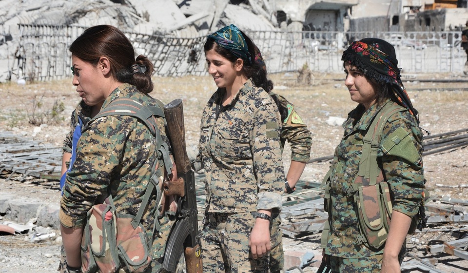 Đội quân “bóng hồng” quét sạch IS tại thủ phủ Raqqa - 1 Những bóng hồng chống khủng bố tại Syria (Ảnh: EPA)