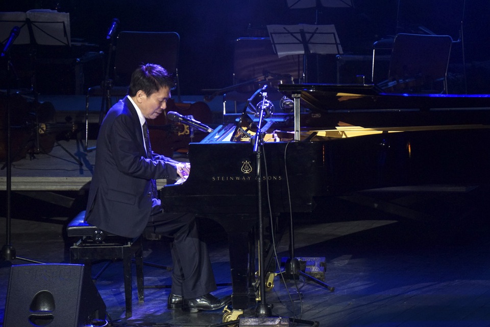 Thanh Lam hát mềm mại, biểu diễn sexy khi hát nhạc Phú Quang - 17 Phú Quang vừa đệm đàn vừa hát Có khi đầy xúc động.