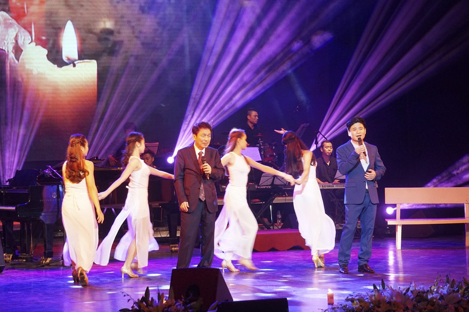 Thanh Lam hát mềm mại, biểu diễn sexy khi hát nhạc Phú Quang - 22 Nhạc sĩ Phú Quang và ca sĩ Tấn Minh thể hiện màn kết chương trình, Ngọn nến.