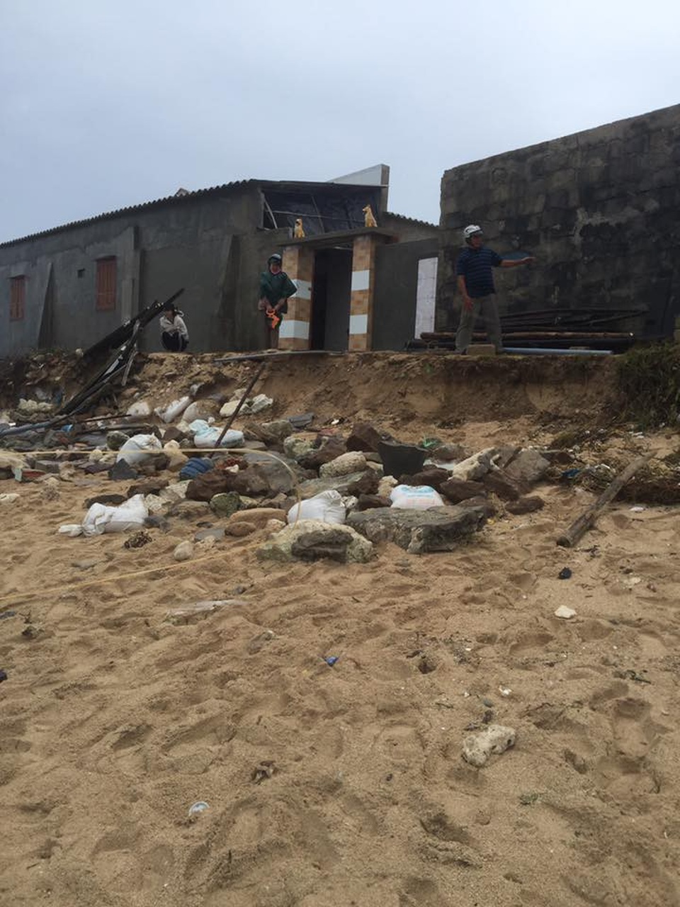 Sóng lớn gây hư hại nhà dân