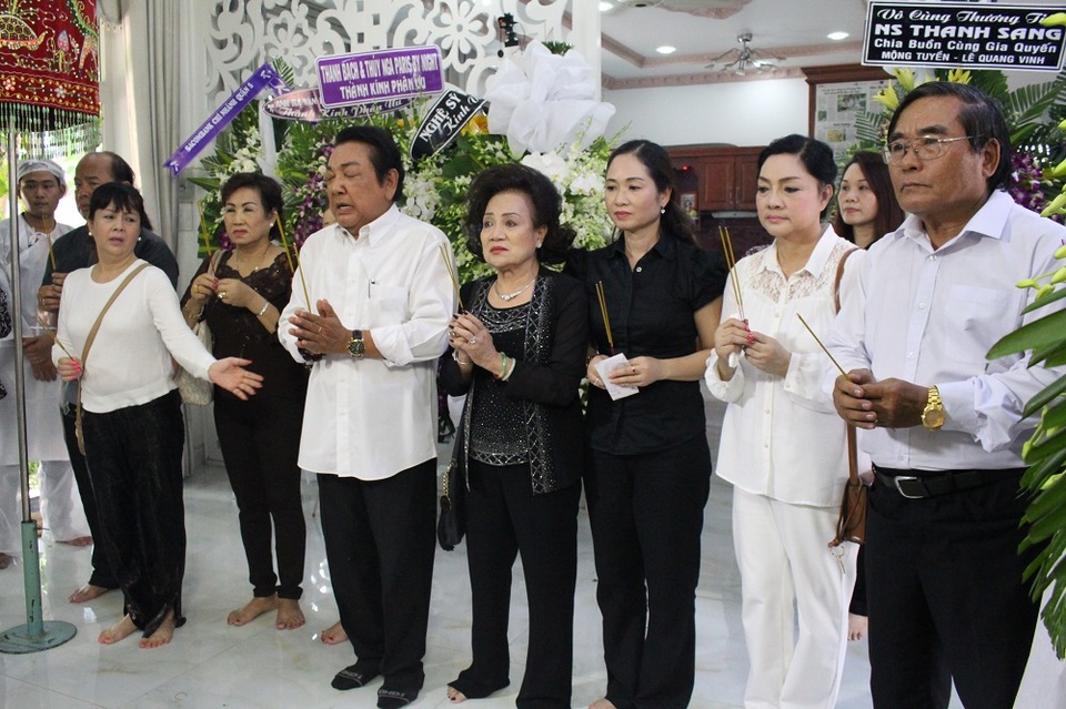 Danh hài Phú Qúy đã đến chia buồn cùng gia đình từ ngày đầu tiên. Hôm nay ông đến cùng với anh em thân hữu. Nghệ sĩ hài Phú Qúy nói trong nước mắt: “Anh Sang ơi! Bạn bè đến thăm anh nè anh Sang ơi! Mong anh an nghỉ,…”.