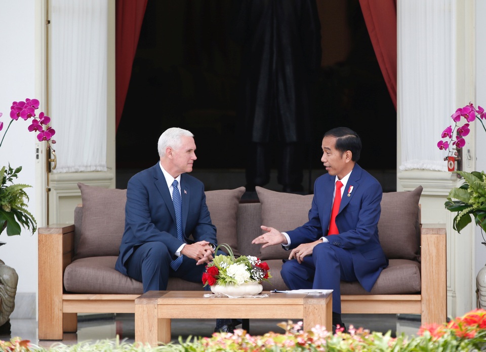 Phó Tổng thống Mỹ thăm nhà thờ Hồi giáo lớn nhất Đông Nam Á - 1
Phó Tổng thống Mỹ Mike Pence (trái) trò chuyện cùng Tổng thống Indonesia Joko Widodo tại dinh tổng thống ở thủ đô Jakarta hôm 20/4.