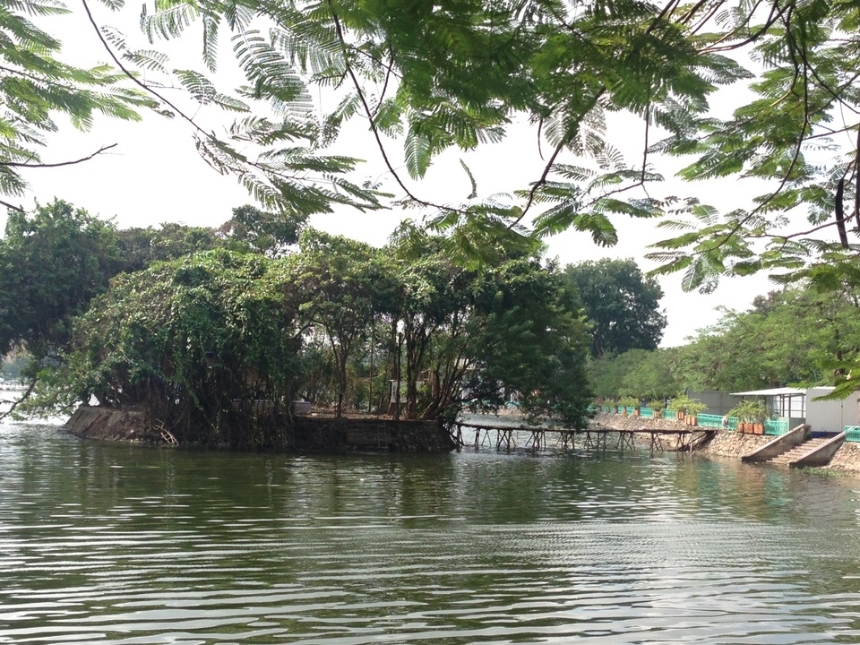 
Hình ảnh hòn đảo nơi có phế tích đền trước khi được phục dựng, năm 2015. (Ảnh: Hà Tùng Long)

Năm 1980, ngôi đền cũ bị dỡ bỏ để làm sân chơi, nhà kho. Sau đó, nơi đây từng có thời gian được sử dụng làm quán giải khát. Dự án phục dựng đền được thành phố phê duyệt năm 2014, đến năm 2015 thì triển khai thực hiện.
