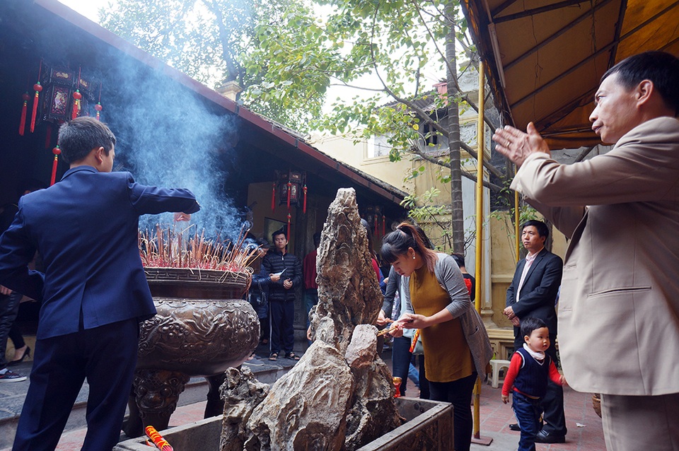 Hà Nội: Chen chân đăng ký "dâng sao giải hạn" ở chùa Phúc Khánh - 9
Đi chùa để bái Phật, tìm những giây phút tĩnh tâm hay để cầu an, để dâng sao giải hạn... là tín tâm riêng của mỗi người. Tuy nhiên, tất cả đều có chung một mong muốn những điều tốt lành sẽ đến với bản thân và gia đình, cộng đồng.