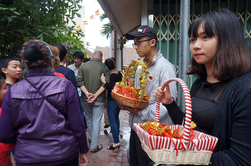 Hà Nội: Chen chân đăng ký "dâng sao giải hạn" ở chùa Phúc Khánh - 11
Các bạn trẻ tranh thủ bán muối cầu may trong dịp đầu năm mới ở chùa Phúc Khánh.