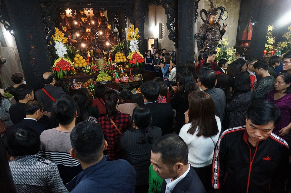Hà Nội: Chen chân đăng ký "dâng sao giải hạn" ở chùa Phúc Khánh - 8
Trước Tam Bảo trong chùa Phúc Khánh, luôn có rất đông người hành lễ.