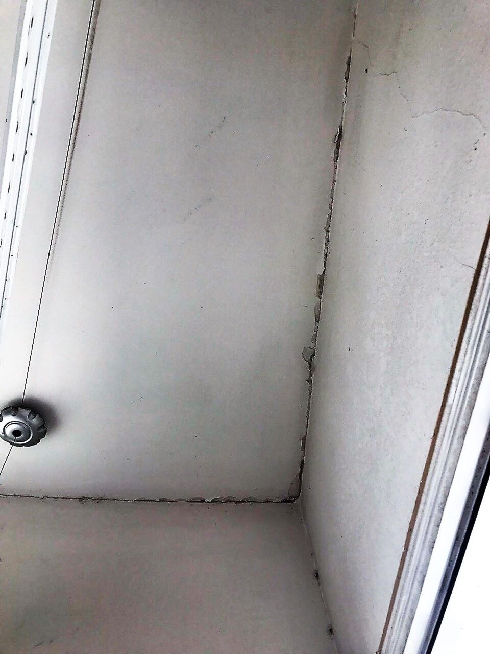 Chung cư bàn giao 2 năm vẫn "mọc" thêm tầng làm... khách sạn?! - 2 Việc thi công tầng 18 hiện nay làm ảnh hưởng nghiêm trọng tới an toàn kết cấu của các căn hộ tầng 17 (bị nứt trần, tường, vỡ gạch...) (Ảnh: Huế An)