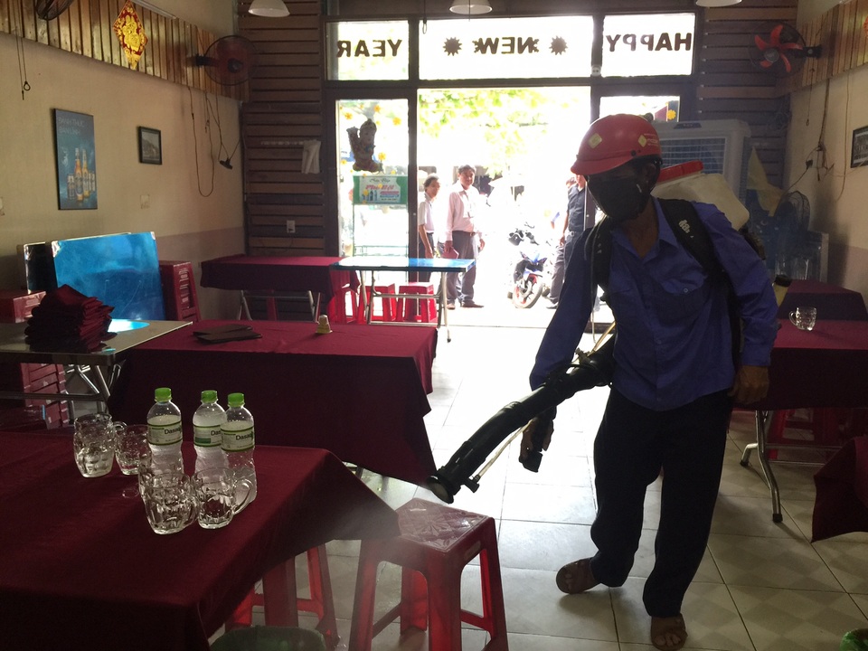 Vụ 17 du khách ngộ độc: Do dưa chua của quán cơm gà - 2 Cơ quan chức năng phun hoá chất, khử trùng vệ sinh quán cơm gà Bà Buội