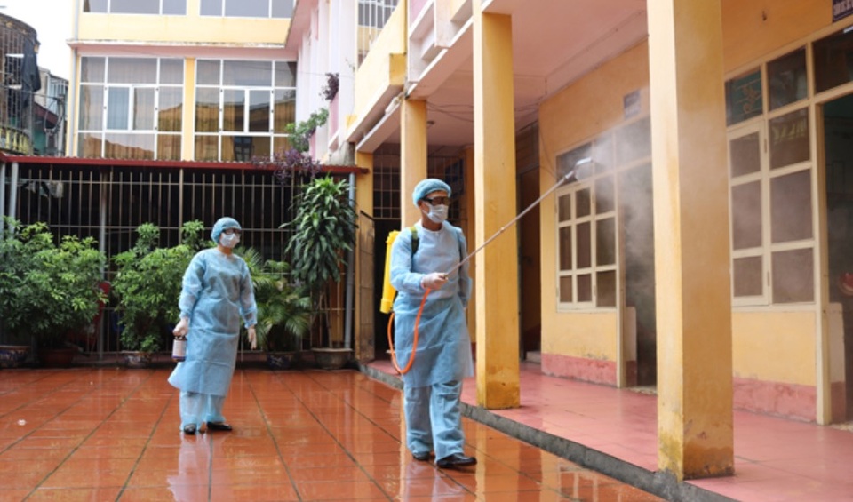 TP Bắc Giang có nhiều ca sốt xuất huyết nhất tỉnh - 2 Cán bộ Trung tâm Y tế thành phố Bắc Giang phun hóa chất diệt muỗi , phòng chống dịch sốt xuất huyết