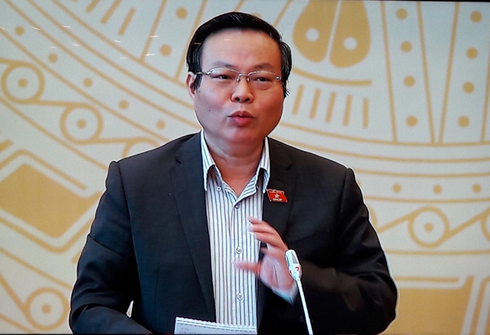 Địa phương trả lại xe doanh nghiệp tặng: Chưa hẳn đúng! - 2
Phó Chủ tịch Quốc hội Phùng Quốc Hiển: Ô tô được tặng có thể có giá trị 3 tỷ đồng, nhưng tiêu chuẩn chỉ được sử dụng xe 1 tỷ, thì không thể dùng chiếc xe quà biếu đó.