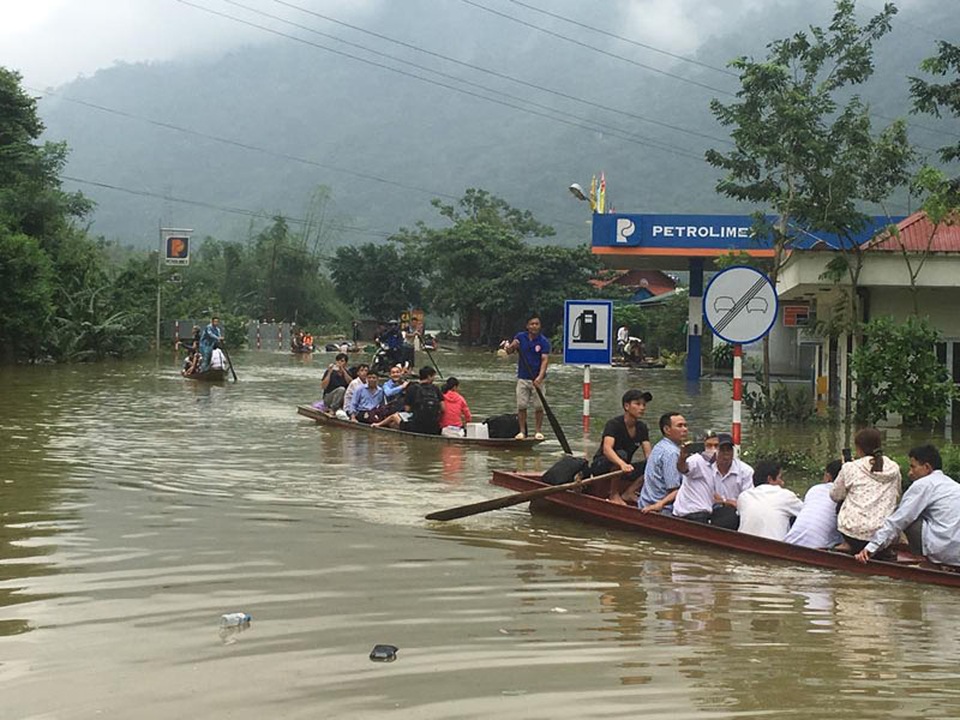 
Đi thuyền qua... trạm xăng
