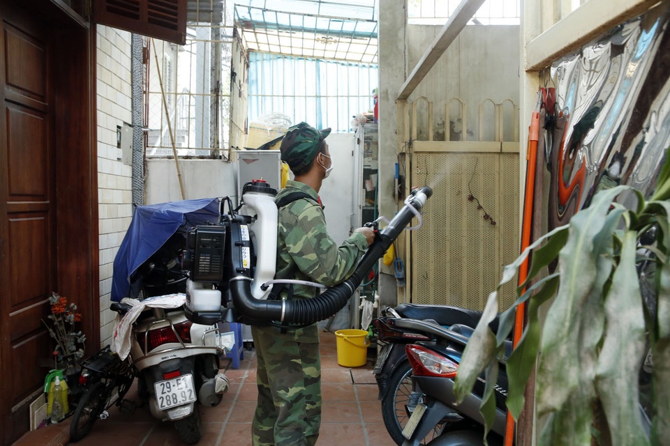Hà Nội: Gần 27 nghìn trường hợp sốt xuất huyết, 7 ca tử vong - 1 Hà Nội vẫn đang nỗ lực diệt muỗi, loăng quăng để khống chế sự gia tăng các ca mắc mới SXH.