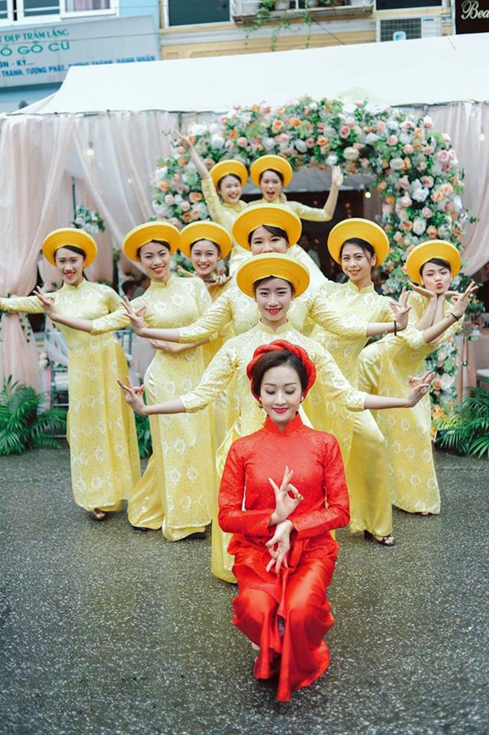 "Hot boy thể dục dụng cụ" Phạm Phước Hưng làm lễ ăn hỏi với cô dâu 9X - 6
Dàn phù dâu của Khánh Linh cũng là những người bạn ở trường múa, bởi vậy tất cả đều nhiệt tình tạo dáng như trong các bài múa