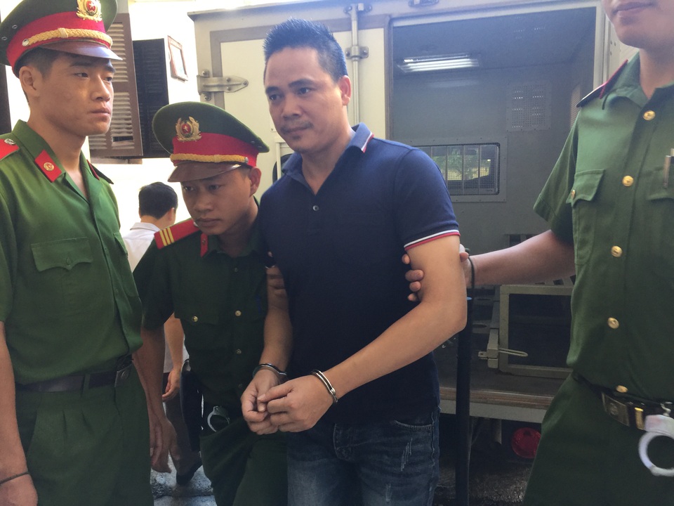 Vụ nhắn tin đe dọa Chủ tịch tỉnh: Thay đổi tội danh “khủng bố” sang đe dọa giết người - 1 Bị can Nguyễn Trọng Phương bị dẫn giải đến phiên tòa xét xử sơ thẩm hôm 26/9