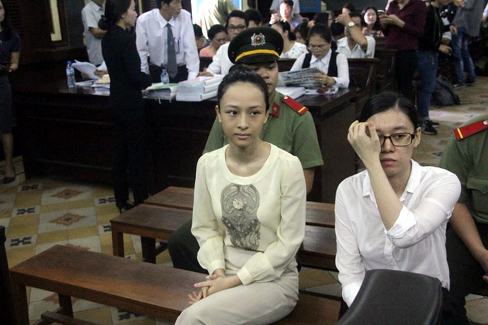 Hoa hậu Phương Nga nói mối quan hệ với ông Mỹ không phải kiểu... qua đường - 3 Hai bị cáo tại tòa sáng ngày 27/6