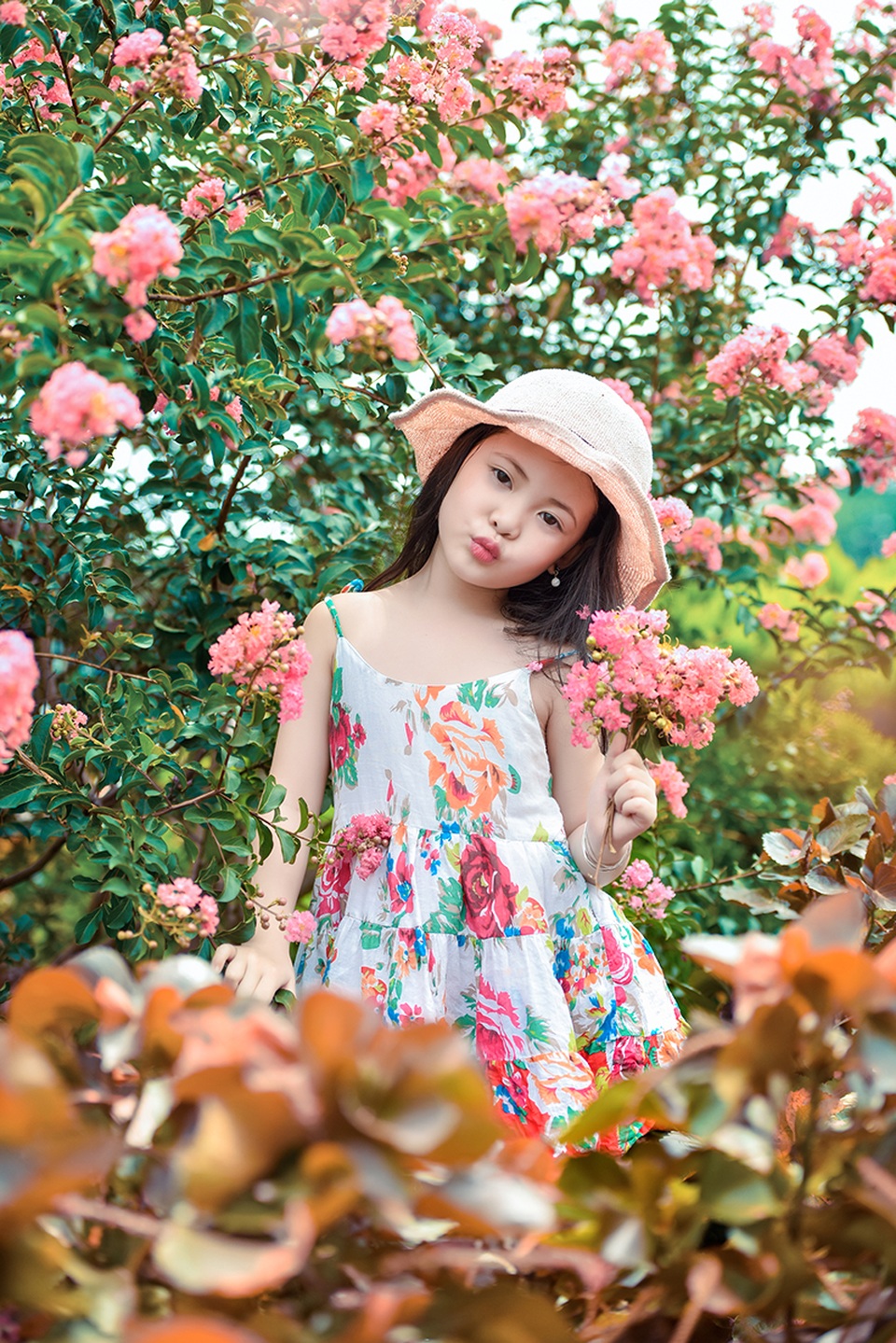 Bé gái 6 tuổi xinh xắn, tạo dáng cực đáng yêu trước ống kính - 2 Bé Linh Nga có năng khiếu diễn xuất, làm người mẫu và còn có tài nhảy múa.