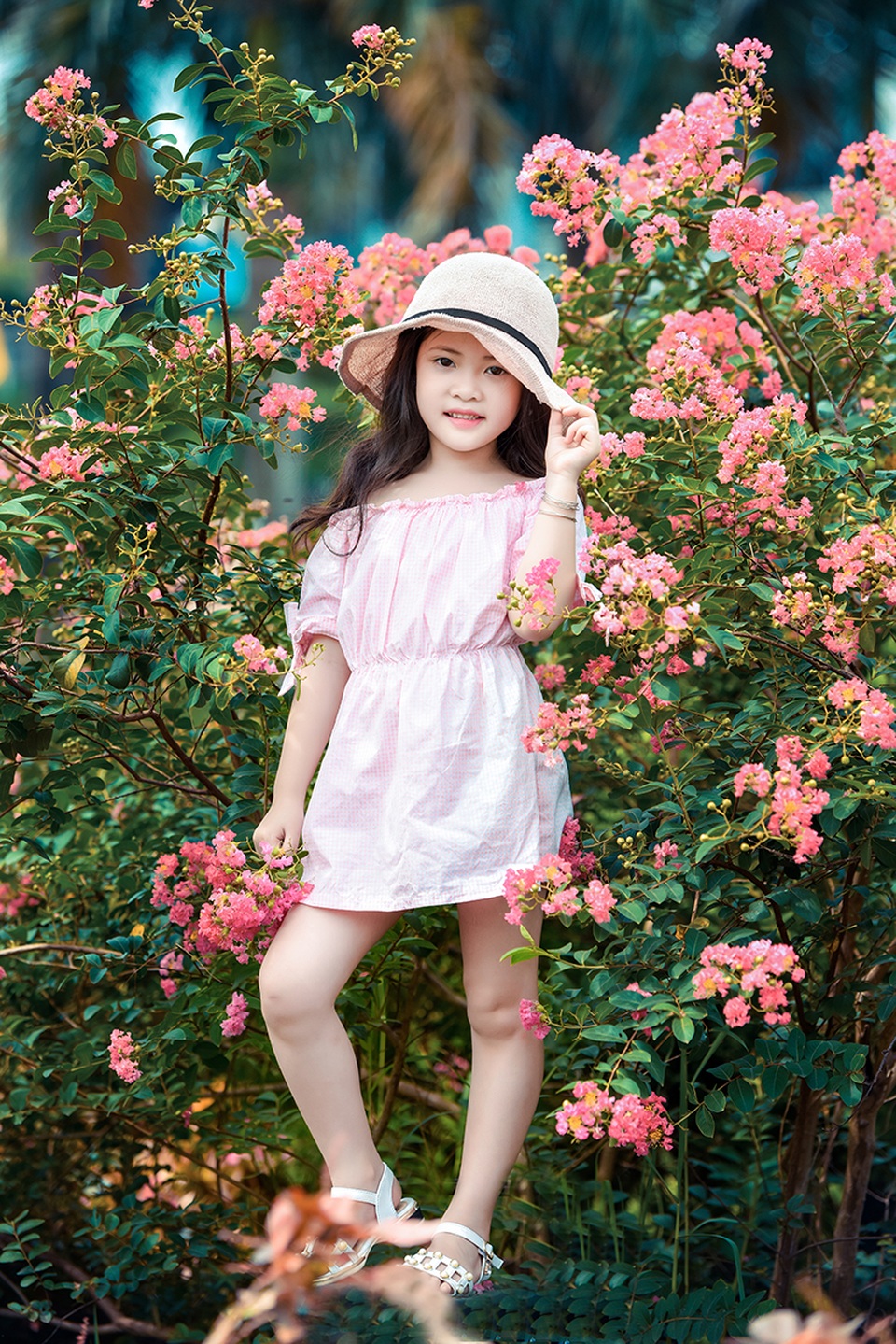 Bé gái 6 tuổi xinh xắn, tạo dáng cực đáng yêu trước ống kính - 3 Cô bé được mời làm người mẫu trong MV mới nhất của ca sĩ Thuỳ Chi nhờ biểu hiện xuất sắc trong một số chương trình trình diễn thời trang.