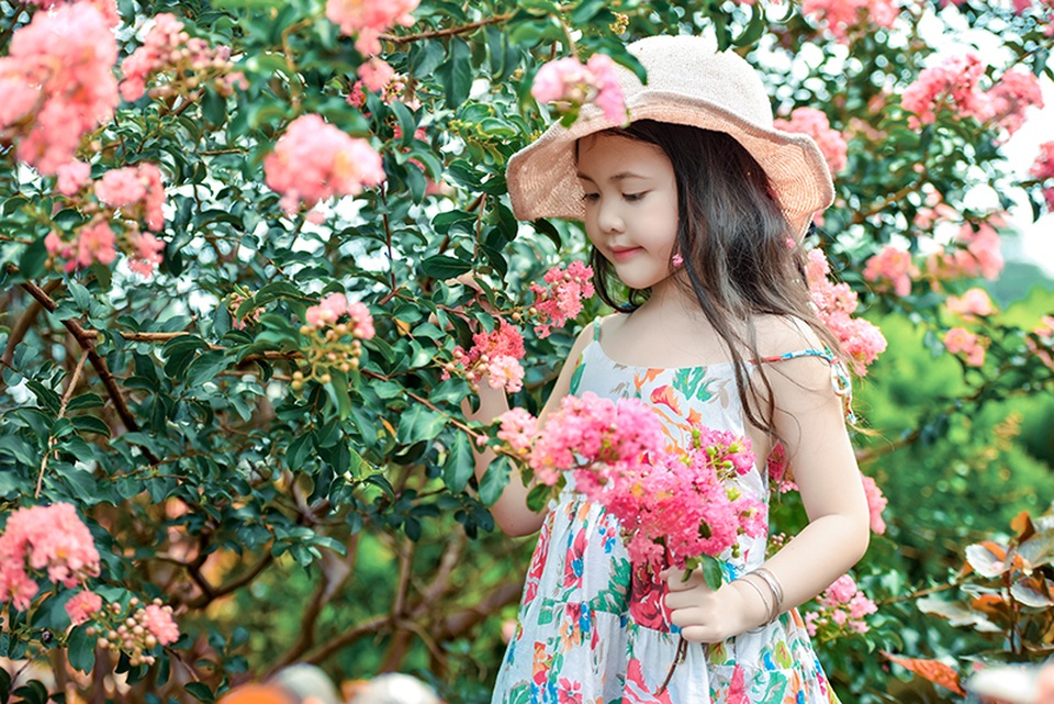 Bé gái 6 tuổi xinh xắn, tạo dáng cực đáng yêu trước ống kính - 4 Linh Nga cũng góp mặt trong số người mẫu nhí tham gia Tuần lễ thời trang trẻ em Việt Nam diễn ra cách đây vài tháng.