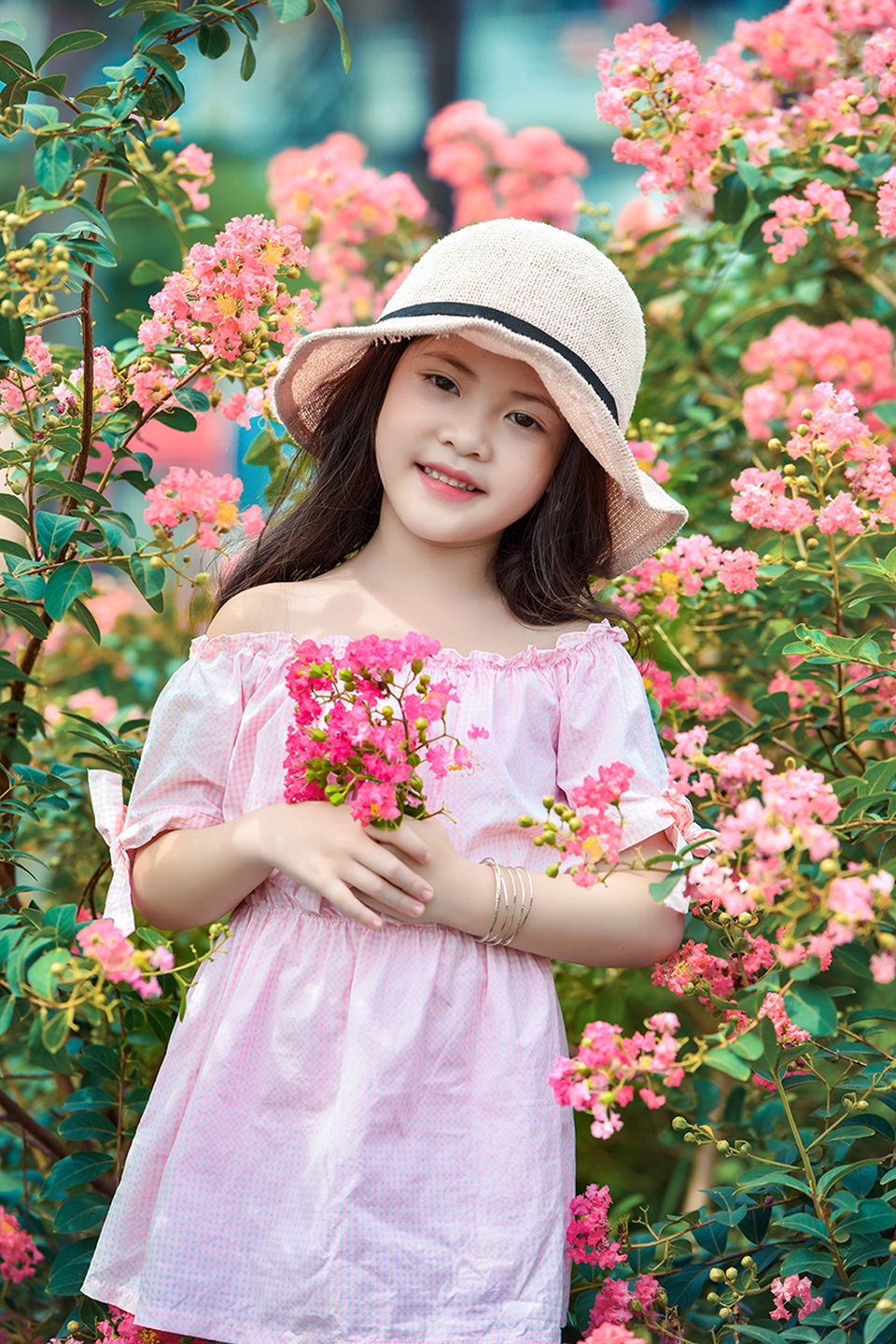 Bé gái 6 tuổi xinh xắn, tạo dáng cực đáng yêu trước ống kính - 7 Bé Linh Nga là một bé gái hoà đồng, dễ làm quen bạn bè.