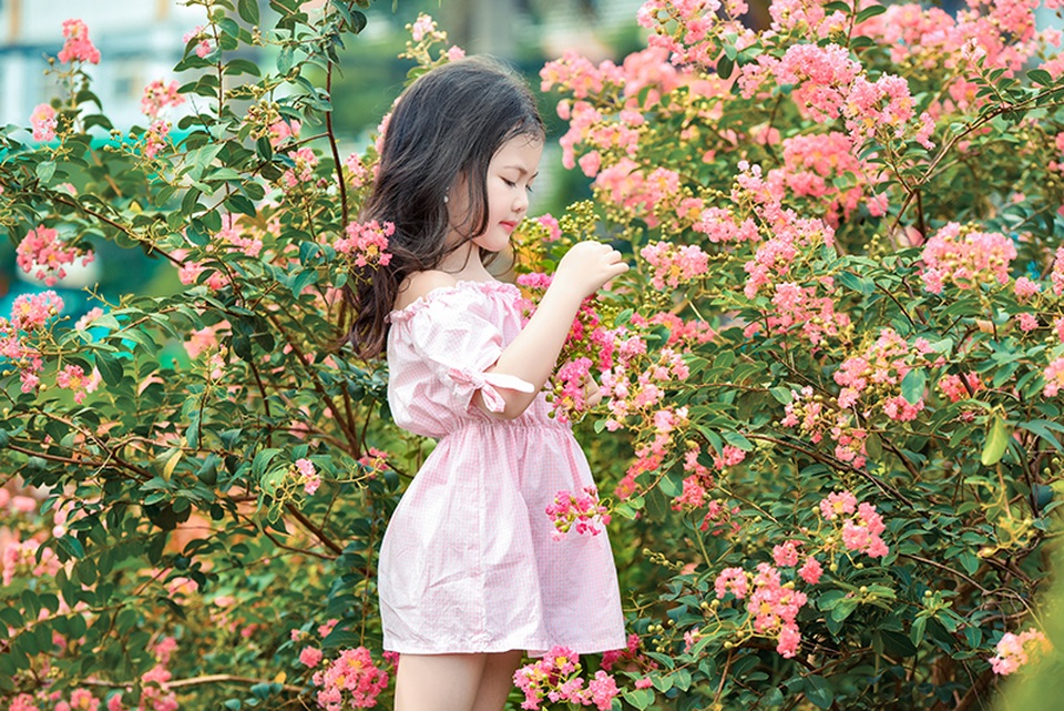 Bé gái 6 tuổi xinh xắn, tạo dáng cực đáng yêu trước ống kính - 8 Linh Nga khá hóm hỉnh và điệu đà. Khi được chụp ảnh như thế này, cô bé tự tạo dáng mà không cần ai bày cho.