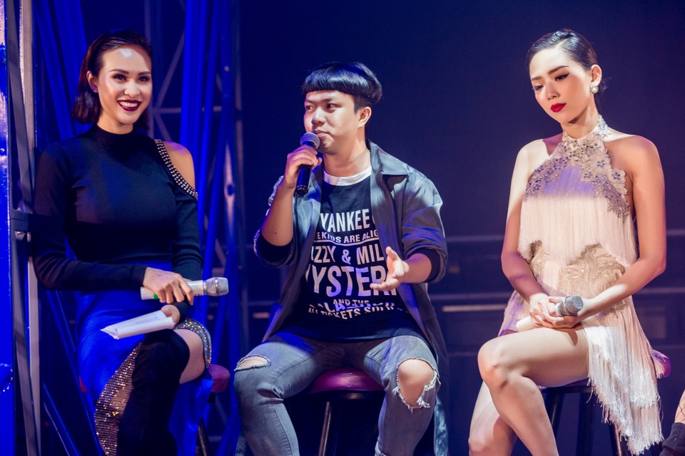 Tuy vậy, Phương Mai vẫn than thở, cô bị sút cân, da dẻ cũng đen sạm lại sau chuyến du lịch bụi kéo dài 1 tháng. Cũng vì liên tục chạy show sự kiện từ khi về nước nên cô vẫn chưa hoàn toàn lấy lại phong độ vốn có. Trong chương trình, chân dài đã giúp khán giả trò chuyện với các vị khách mời nổi tiếng và cùng họ bàn luận về chủ đề theo đuổi đam mê của bản thân.