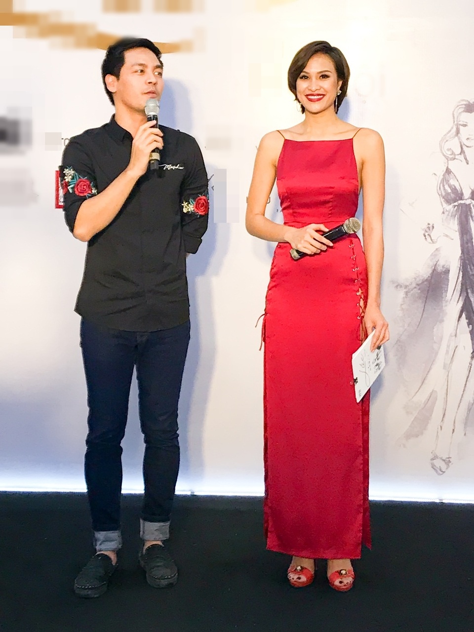 Phương Mai tươi tắn khoe sắc bên MC Phan Anh.