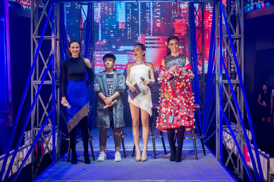 Nhờ ngoại hình chuẩn của một siêu mẫu và phong cách ăn mặc gợi cảm, Phương Mai không hề bị lép vế trước Tóc Tiên - “biểu tượng sexy” của làng nhạc trẻ hay Quán quân Next Top Mâu Thuỷ.