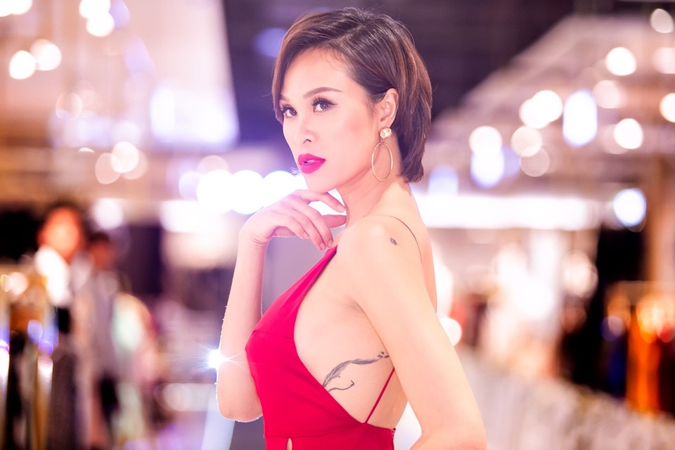 Cựu siêu mẫu tiết lộ, dấu chân mèo là lời cam kết của cô về việc yêu thương và bảo vệ động vật; hình chiếc lông chim và đàn chim tượng trưng cho sự bảo vệ.