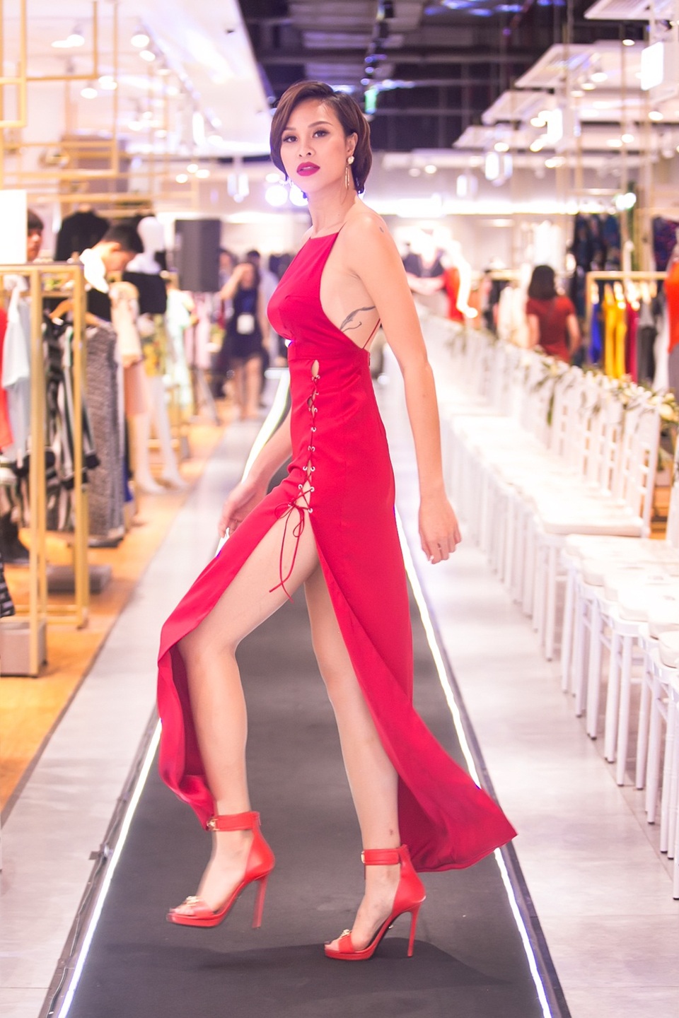 Phương Mai thay hai bộ cánh sexy, tôn được thân hình với 3 vòng lý tưởng.