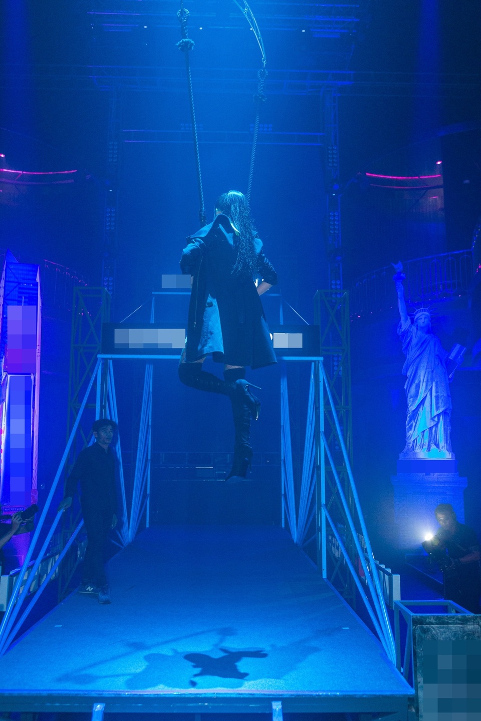 Mâu Thủy trình diễn ấn tượng với màn treo lơ lửng trên sợi dây. Sau khi liên tiếp xuất hiện trong các chiến dịch quảng cáo của nhiều thương hiệu lớn trên thế giới, Mâu Thủy trở về Việt Nam theo lời mời của giới bầu show cùng các nhà thiết kế trong nước. Bên cạnh việc biểu diễn tại các show diễn thời trang và tham dự sự kiện, cô còn tranh thủ góp mặt trong nhiều bộ ảnh của các tạp chí về mốt.