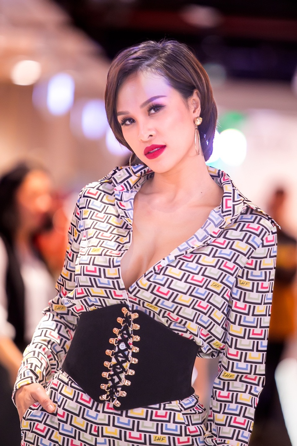 Cô khiến mình trở nên quyến rũ hơn bằng cách mix với phụ kiện thắt lưng to bản và để trễ cổ áo.