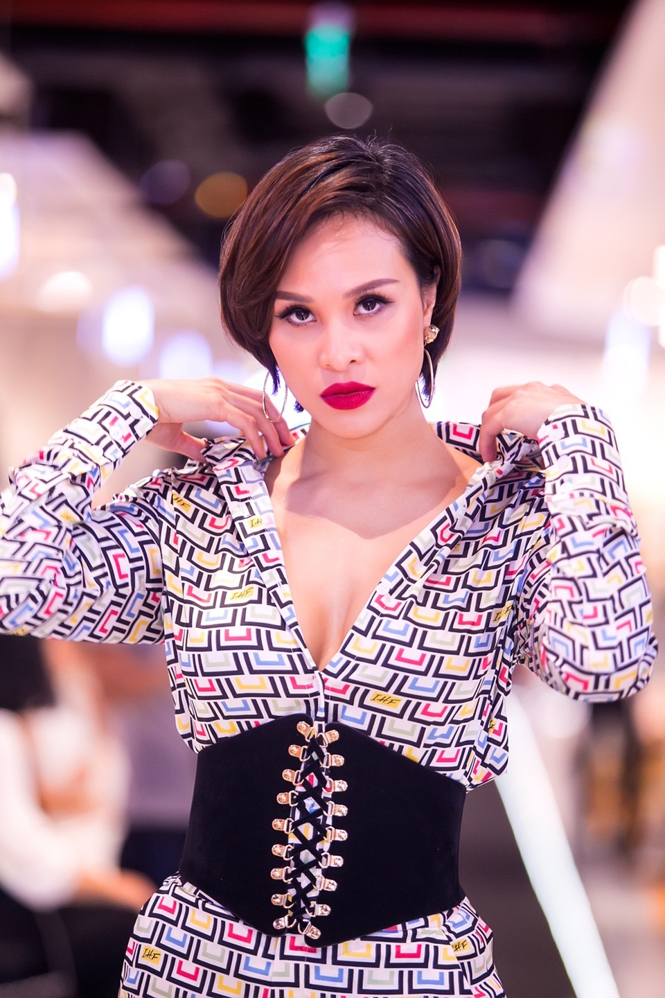 Người đẹp kéo cổ áo trễ nải lấp ló khoe vòng 1