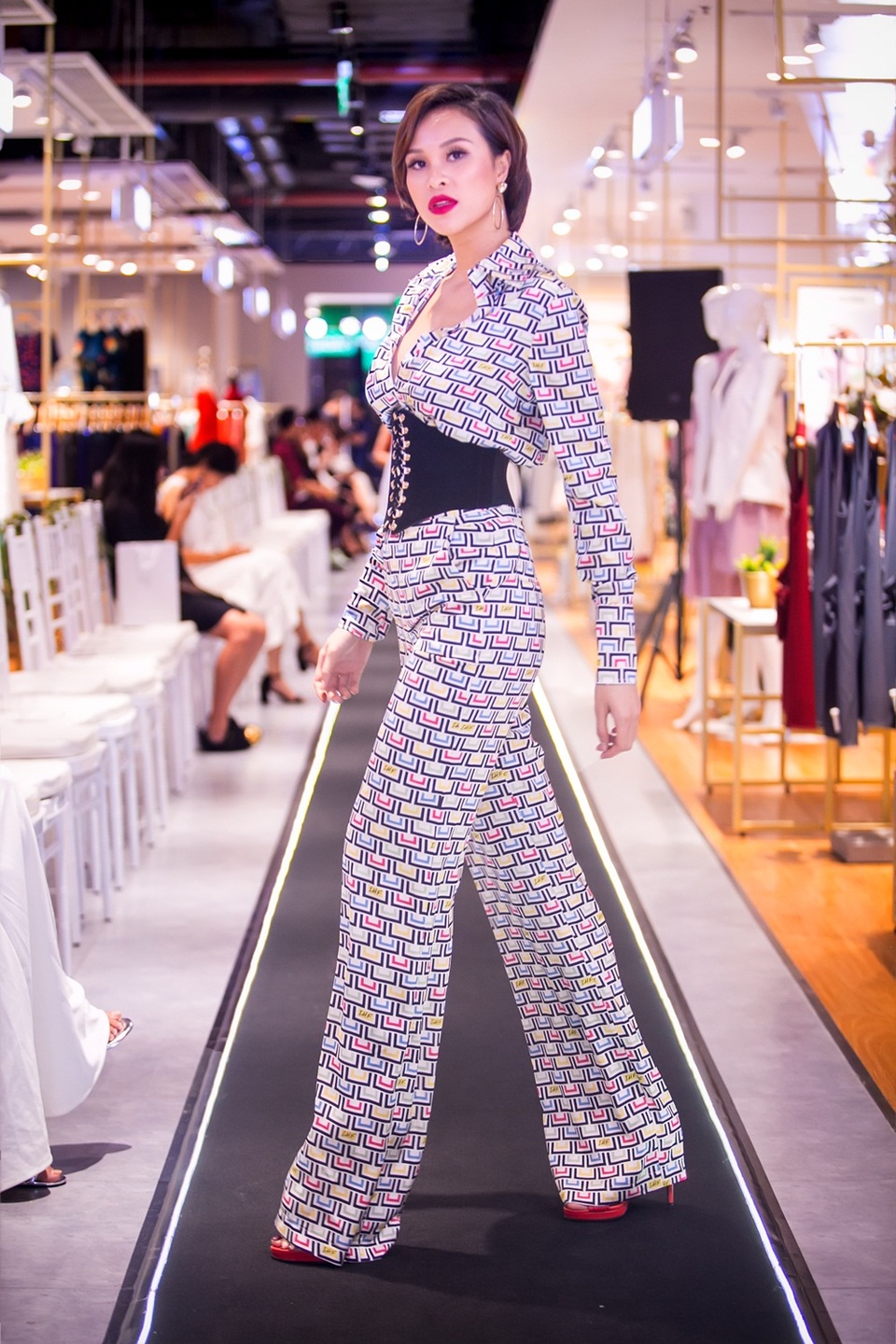 Bộ cánh thứ hai thứ hai mà Phương Mai thay trong sự kiện có hoạ tiết hình học độc đáo.