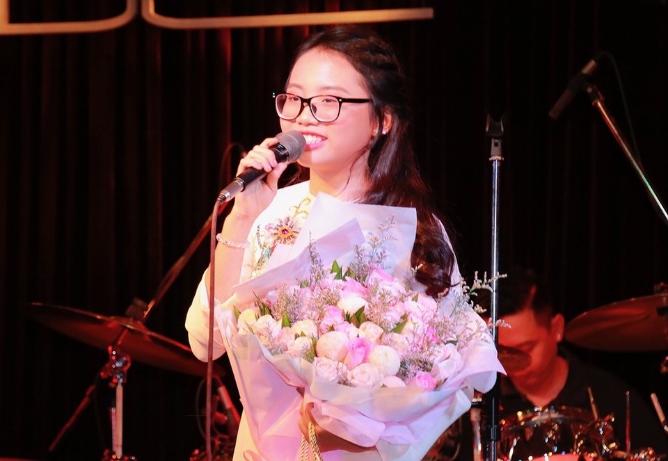 Phương Mỹ Chi nghẹn ngào xin lỗi mẹ khi bị "chửi oan" vì thị phi của con gái - 1 “Hôm nay mọi người có thấy vui không ạ? Riêng em thì rất là vui sướng và hồi hộp, tim của em bây giờ cứ nhảy ra nhảy vô lung tung hết trơn. Đặc biệt là hạnh phúc rất nhiều khi đêm nhạc đầu tiên của em nhận được sự yêu mến nơi quý khán giả và hôm nay đã kín hết chỗ ngồi” - giọng ca 14 tuổi hào hứng chia sẻ cảm xúc sau tiết mục mở màn.